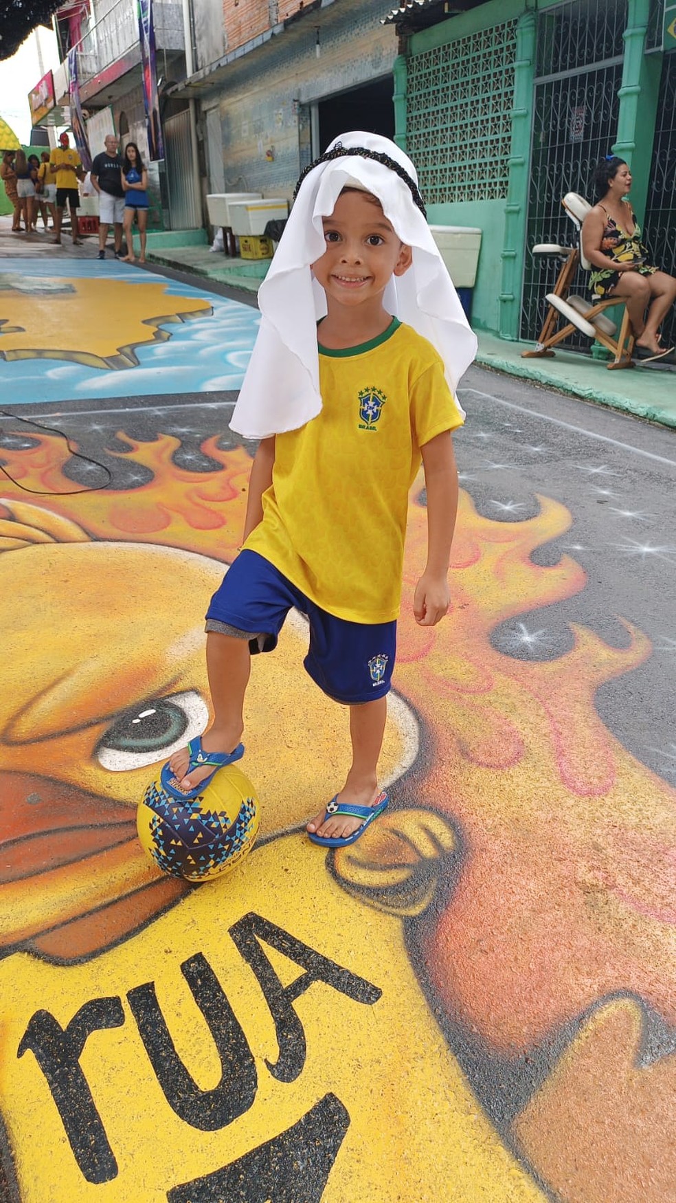 Menino de 5 anos cultiva paixão pela Seleção Brasileira e assiste jogos em  rua decorada para a Copa em Manaus, as