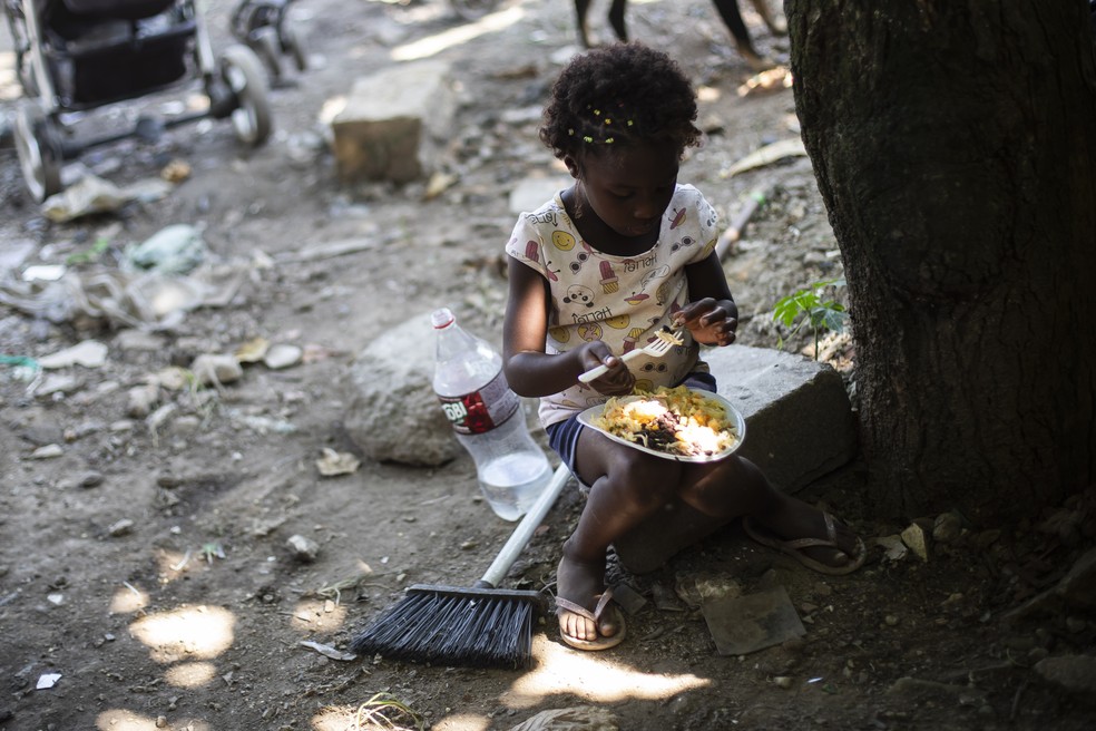 Criança em situação de vulnerabilidade social — Foto: Bruna Prado/AP