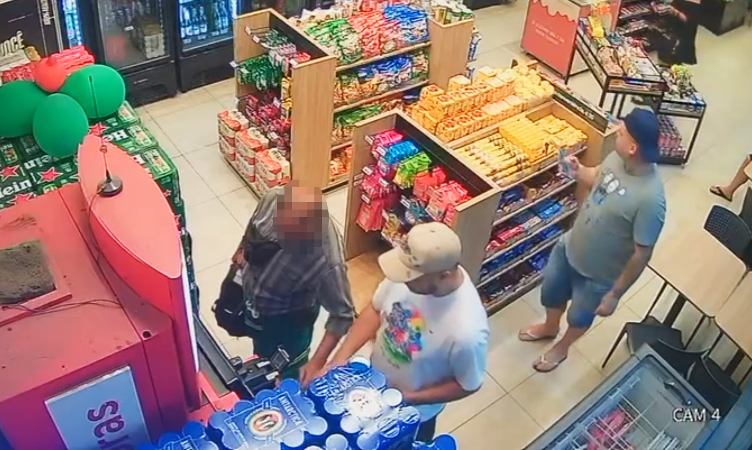 VÍDEO: câmera flagra golpe da troca de cartões contra idoso em Piracicaba