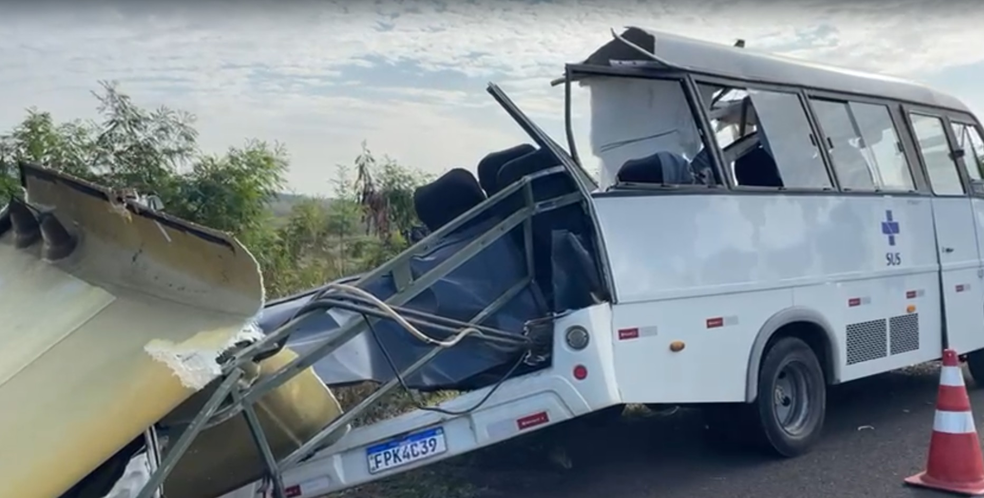 Micro-ônibus que levava pacientes de São Pedro para fazer exames em Rio Claro fica destruído após bater de frente com ônibus em rodovia de Ipeúna. — Foto: Reprodução/EPTV