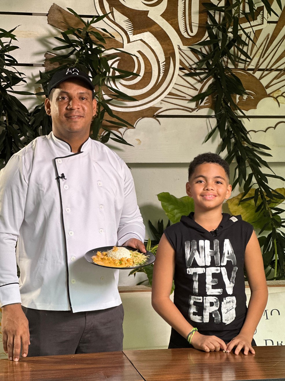 Chef Victor Martins, do restaurante Loca Como Tu Madre, em João Pessoa, ensina a fazer strogonoff de frango no Chef JPB — Foto: Mirela Vasconcellos/TV Cabo Branco