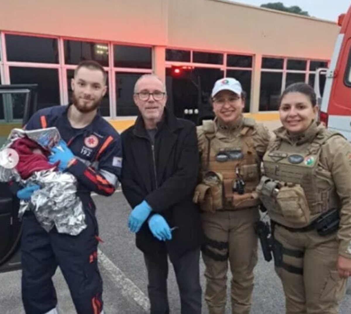 Bebê nasce em carro do avô a caminho da maternidade em Florianópolis; VÍDEO