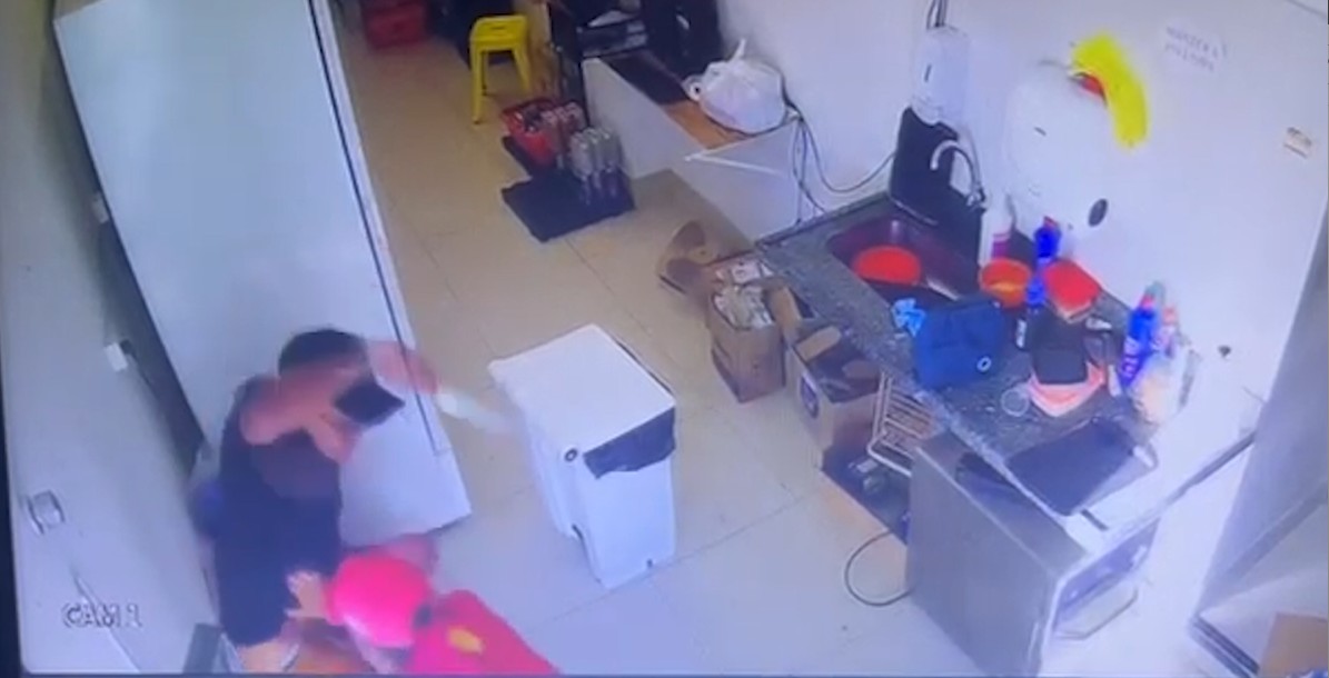 Vídeo mostra momento em que homem tenta esfaquear ex-namorada e funcionário impede, em João Pessoa