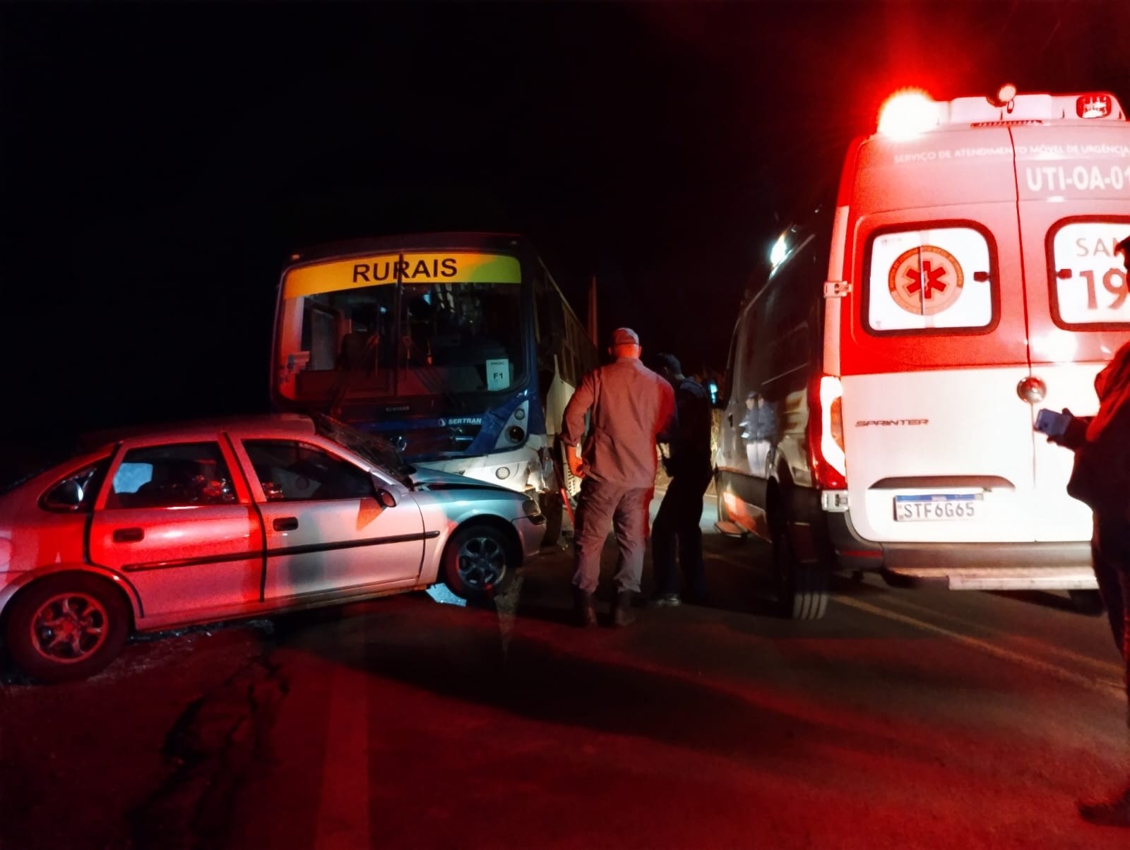 Motorista morre em grave acidente entre carro e ônibus no interior de SP