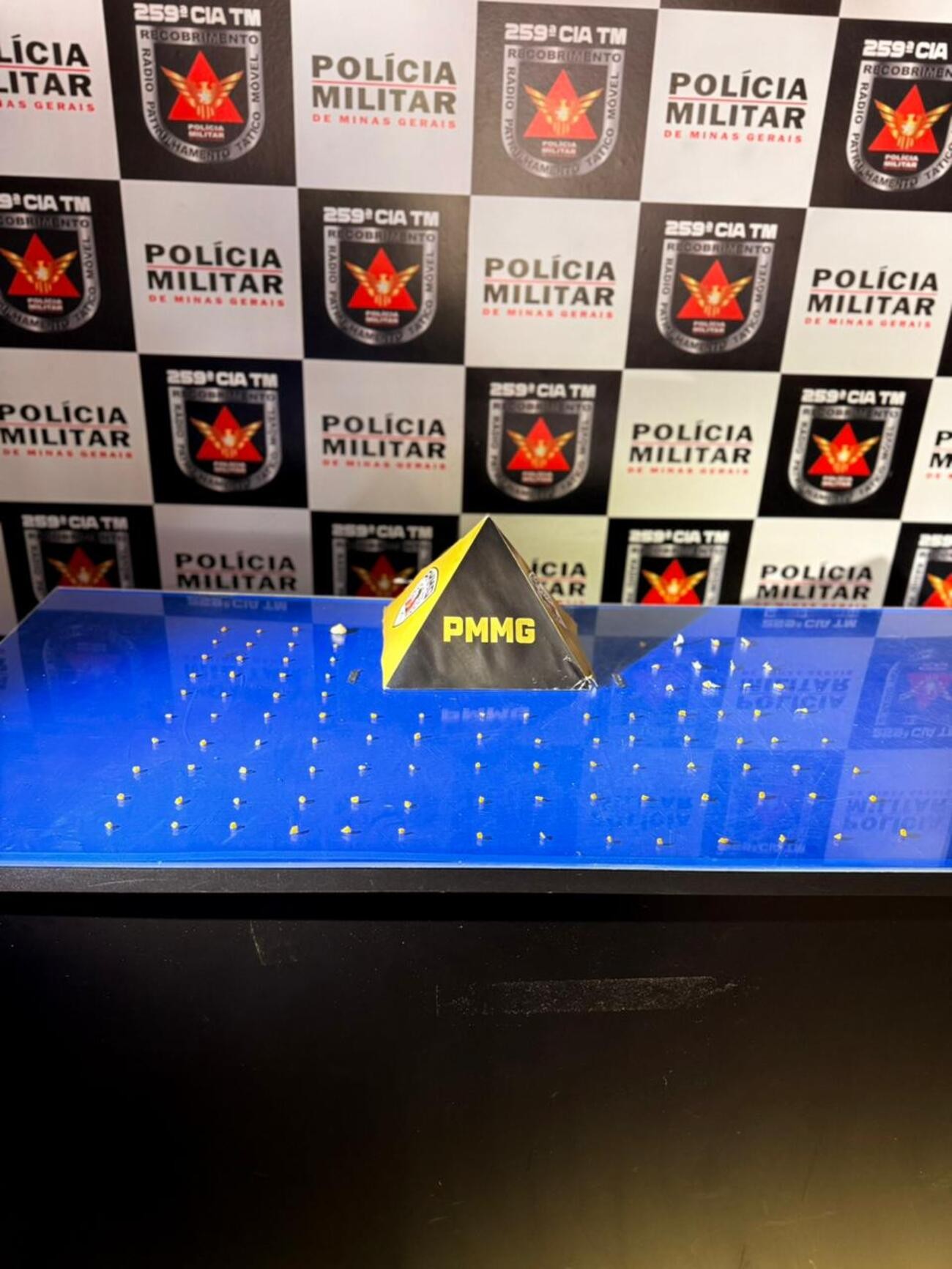 Adolescente é flagrado fracionando crack embaixo de pé de manga, em Buritizeiro