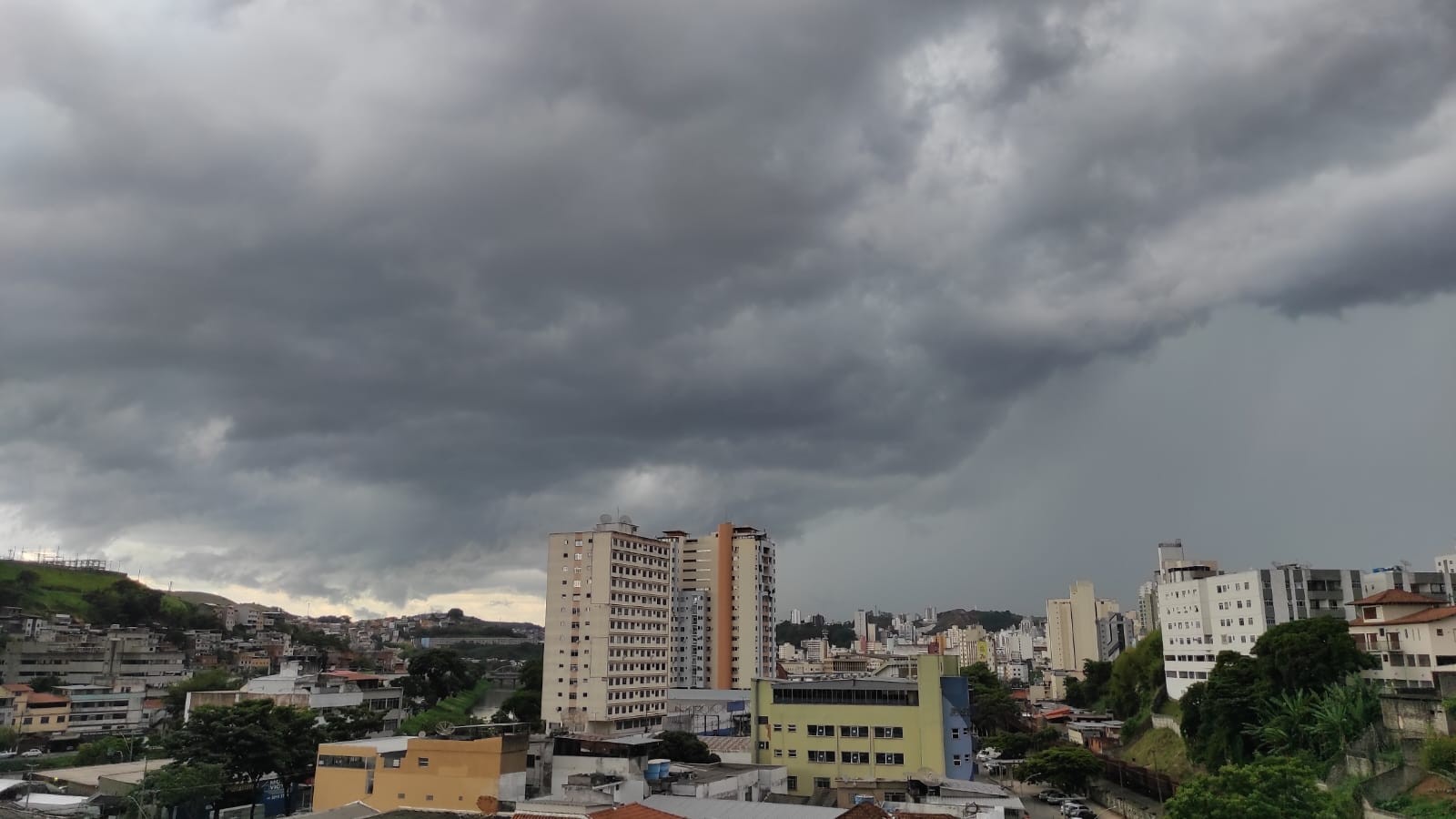 Juiz de Fora registra manhã mais fria do ano e enfrenta acidentes urbanos