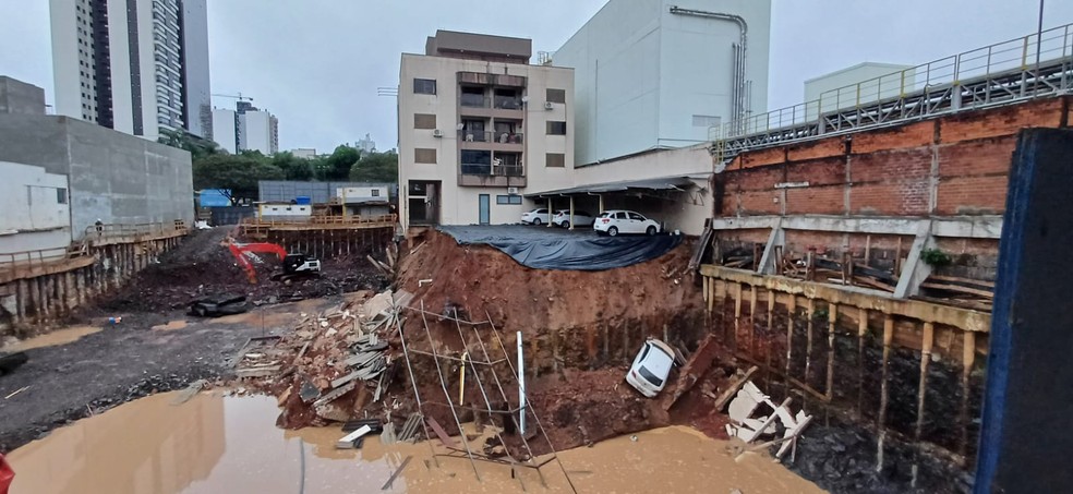 Prédio é evacuado após deslizamento de terra em Chapecó — Foto: Rafael Souza/NSC TV