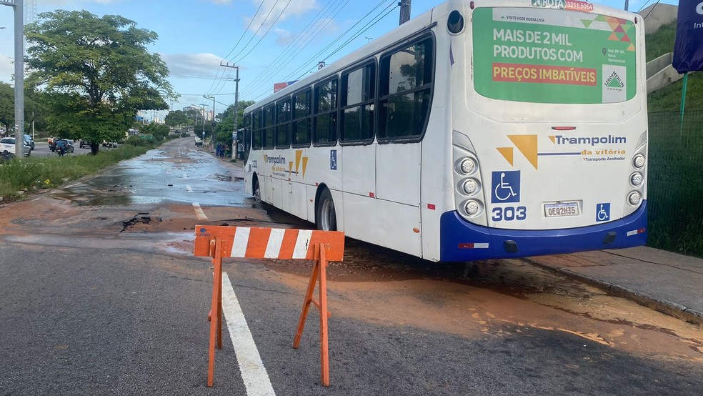 Ônibus preso em buraco após asfalto ceder — Foto: Francielly Medeiros/Inter TV Cabugi
