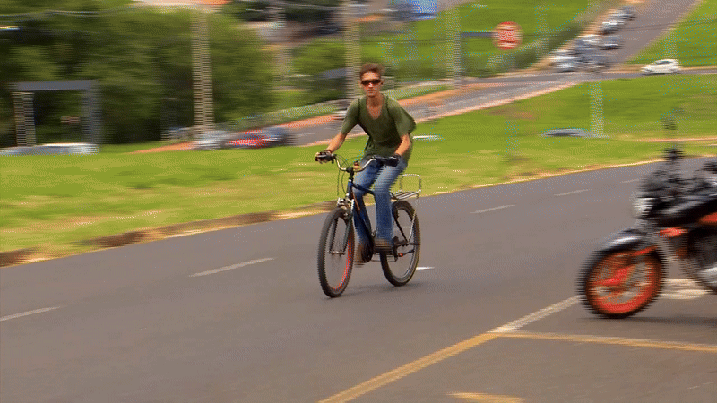 VÍDEO: ciclista é incentivado a pedalar 'contra o tempo' para fazer o Enem a poucos minutos dos portões fecharem 