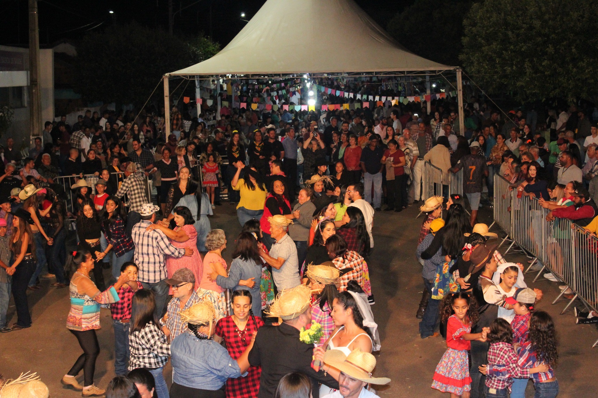 Festival de Música Sertaneja e tradicional festa junina animam fim de semana com programação cultural e comidas típicas em Flora Rica