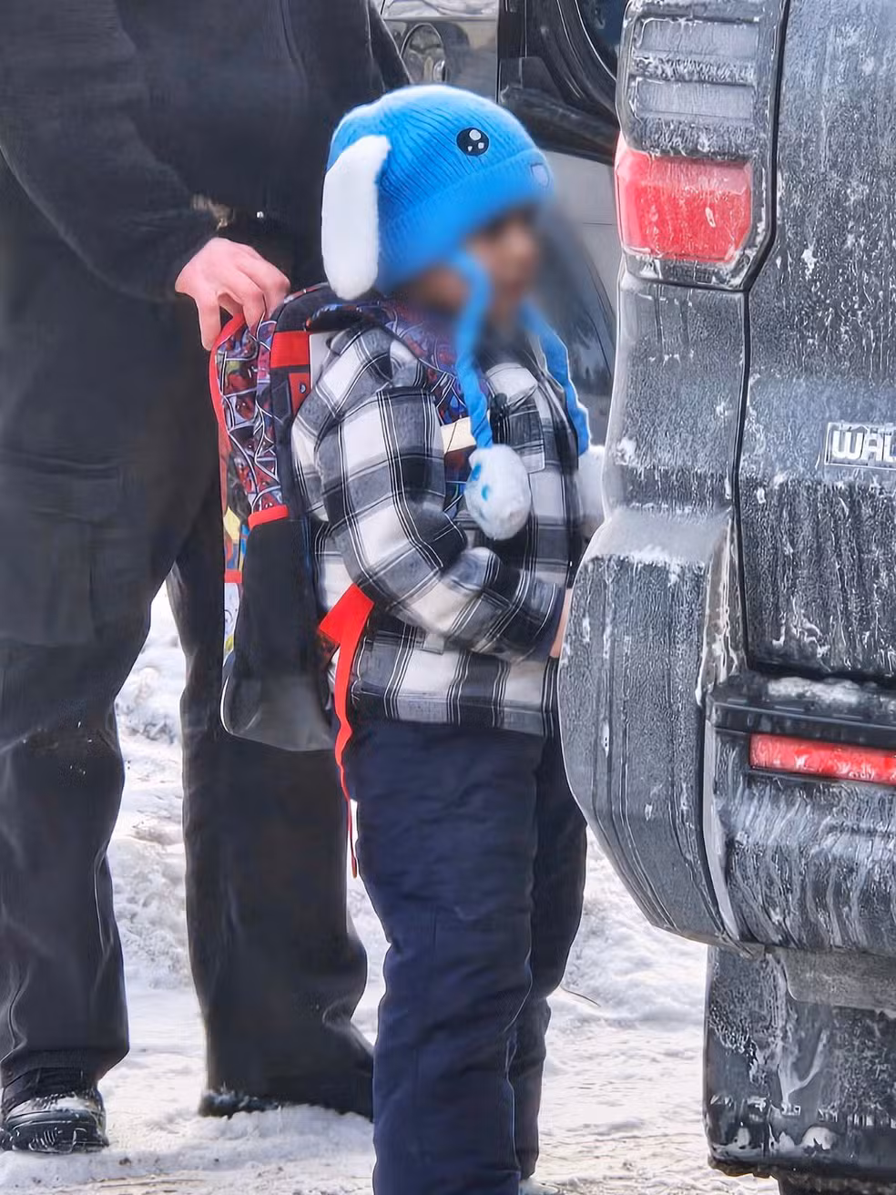 Liam Conejo Ramos, de 5 anos, &eacute; detido por agentes do Servi&ccedil;o de Imigra&ccedil;&atilde;o e Alf&acirc;ndega dos Estados Unidos (ICE) ap&oacute;s chegar em casa da pr&eacute;-escola, na ter&ccedil;a-feira, 20 de janeiro de 2026 &mdash; Foto: Ali Daniels via AP