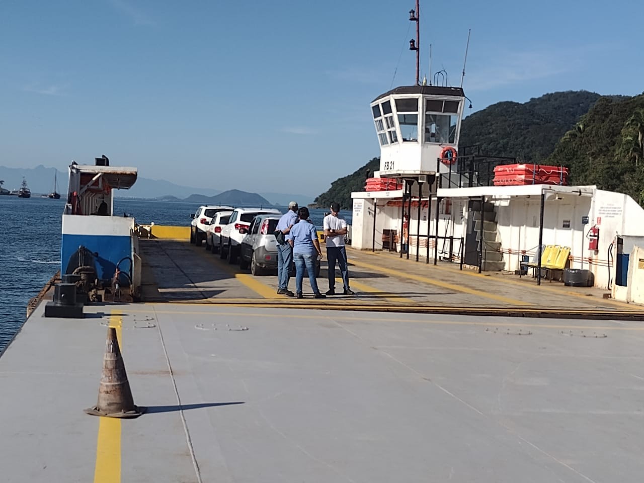 Travessia de balsas entre Guarujá e Bertioga, SP, é interditada para transporte de tubulação