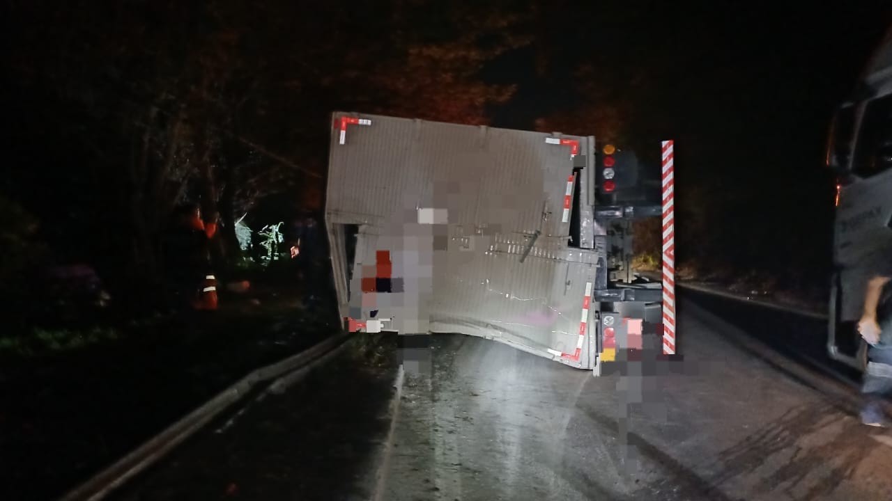 Caminhão carregado de bebidas tomba e deixa pessoa ferida na Via Dutra, em Piraí