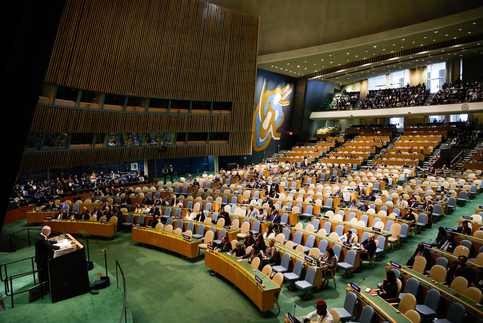 O primeiro-ministro israelense, Benjamin Netanyahu, discursa para plenário esvaziado em protesto de delegações na 80ª Assembleia Geral das Nações Unidas na sede da ONU em Nova York em 26 de setembro de 2025 — Foto: Stefan Jeremiah/AP