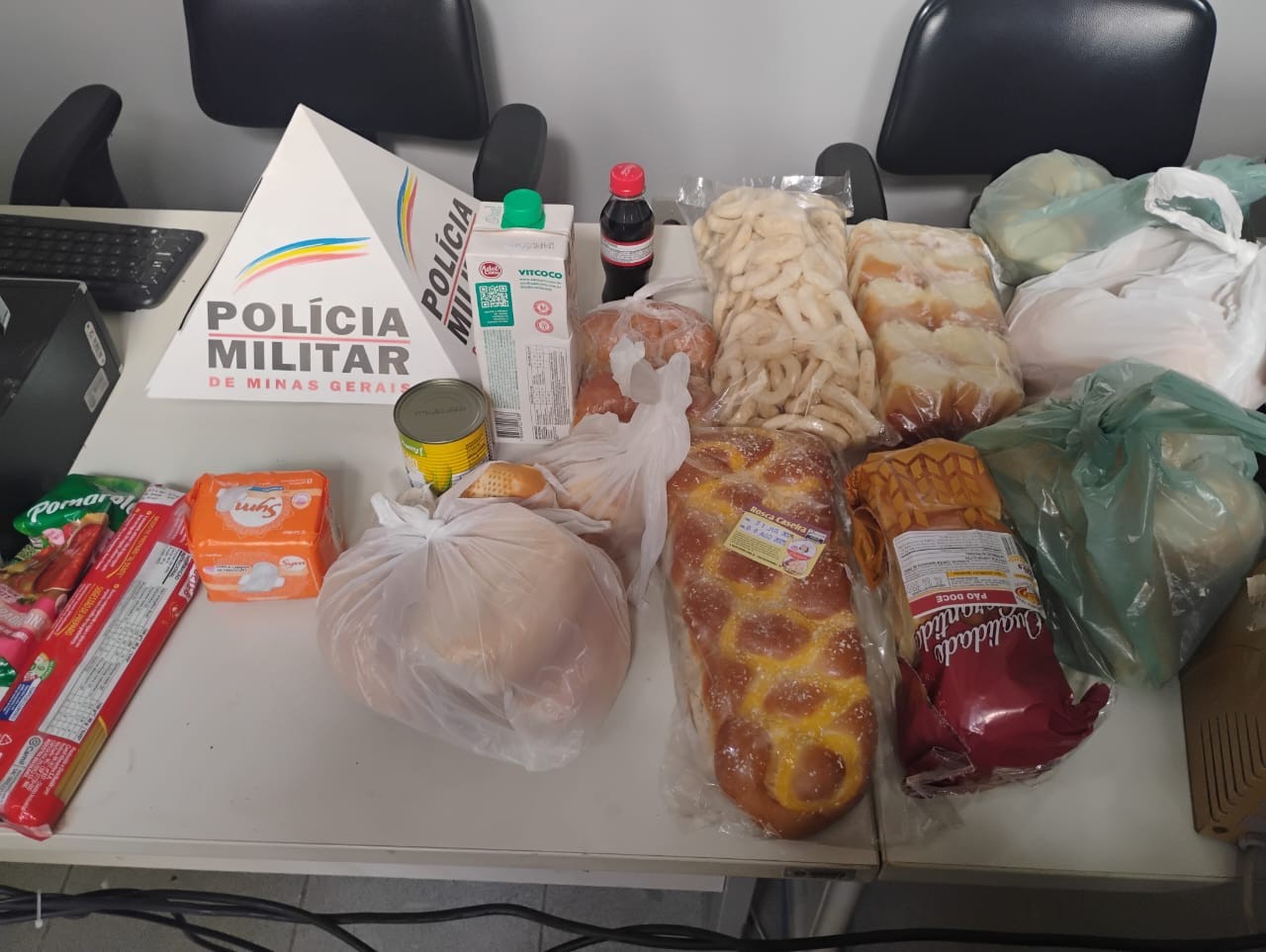 Pão, macarrão e refrigerante: dupla é presa suspeita de usar notas falsas em compras baratas em MG