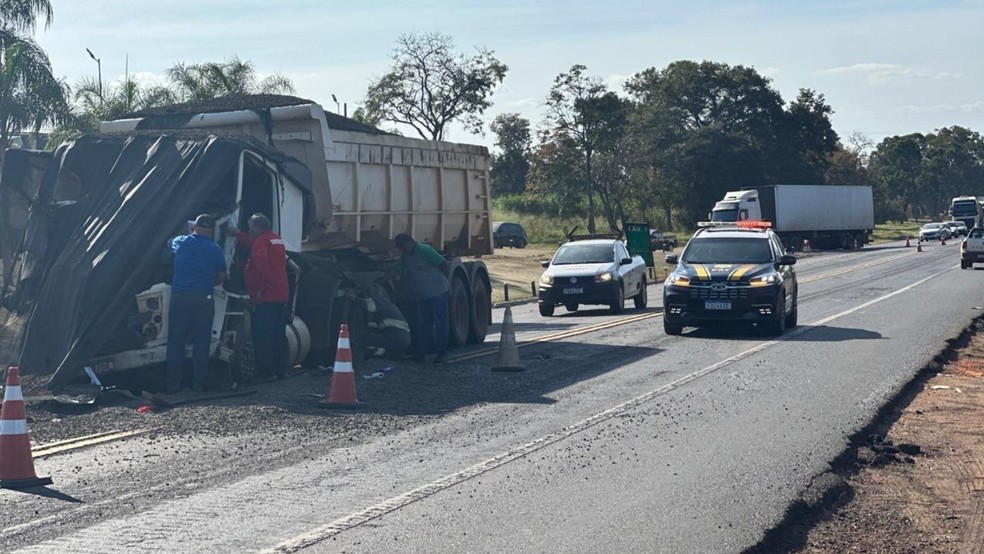 A colisão traseira deixou um dos motoristas das carretas gravemente ferido. — Foto: Reprodução/Polícia Rodoviária Federal