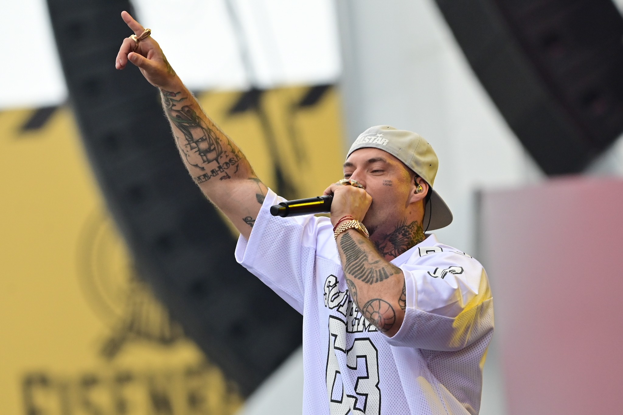 Filipe Ret faz show engajado e leva multidão para show no The Town