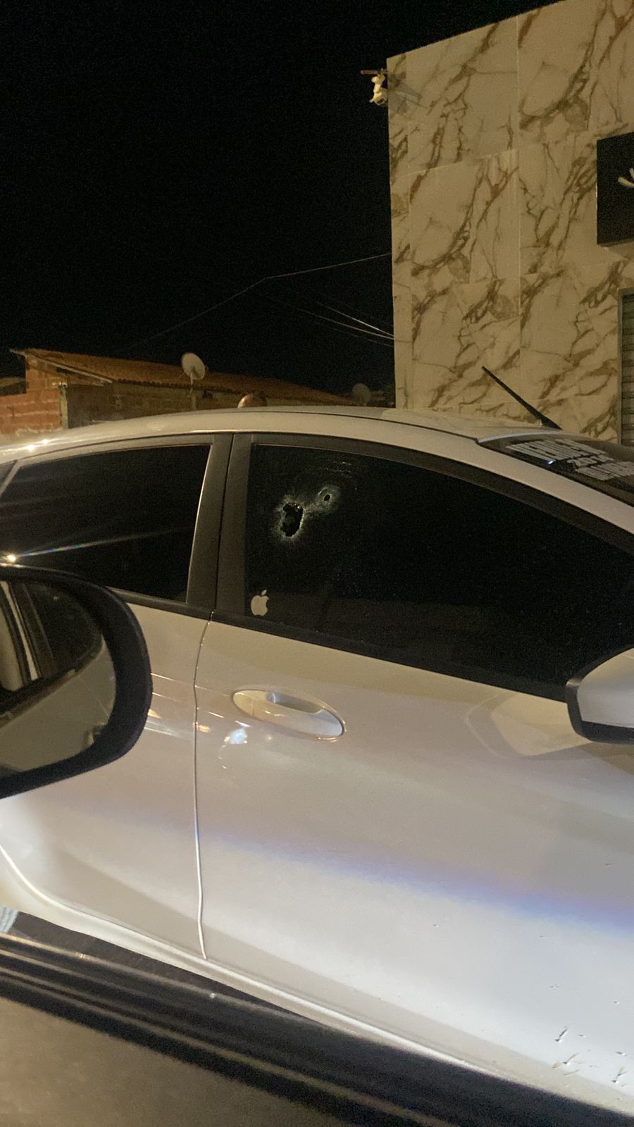 Homem é baleado dentro de carro no bairro São Gonçalo em Petrolina