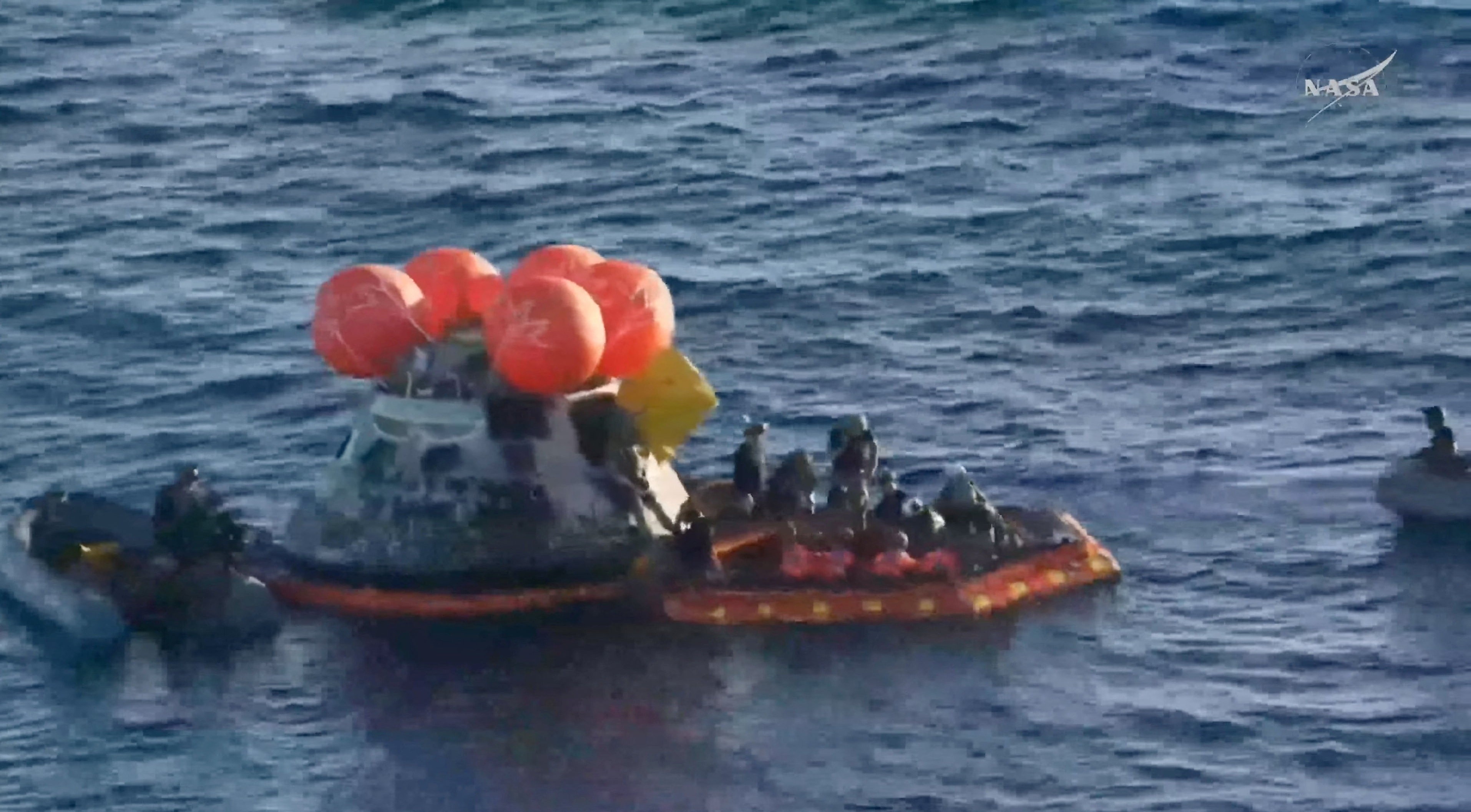 VÍDEO mostra astronautas da Artemis II deixando cápsula após chegada à Terra