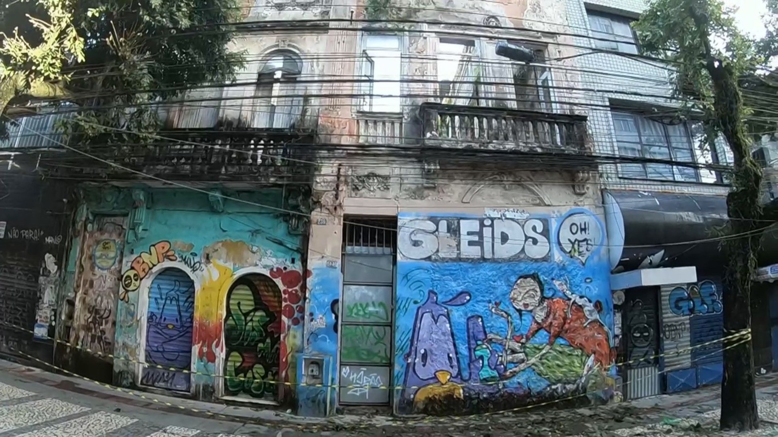 Casarão é interditado por causa do risco de desabamento em uma das principais avenidas de Salvador