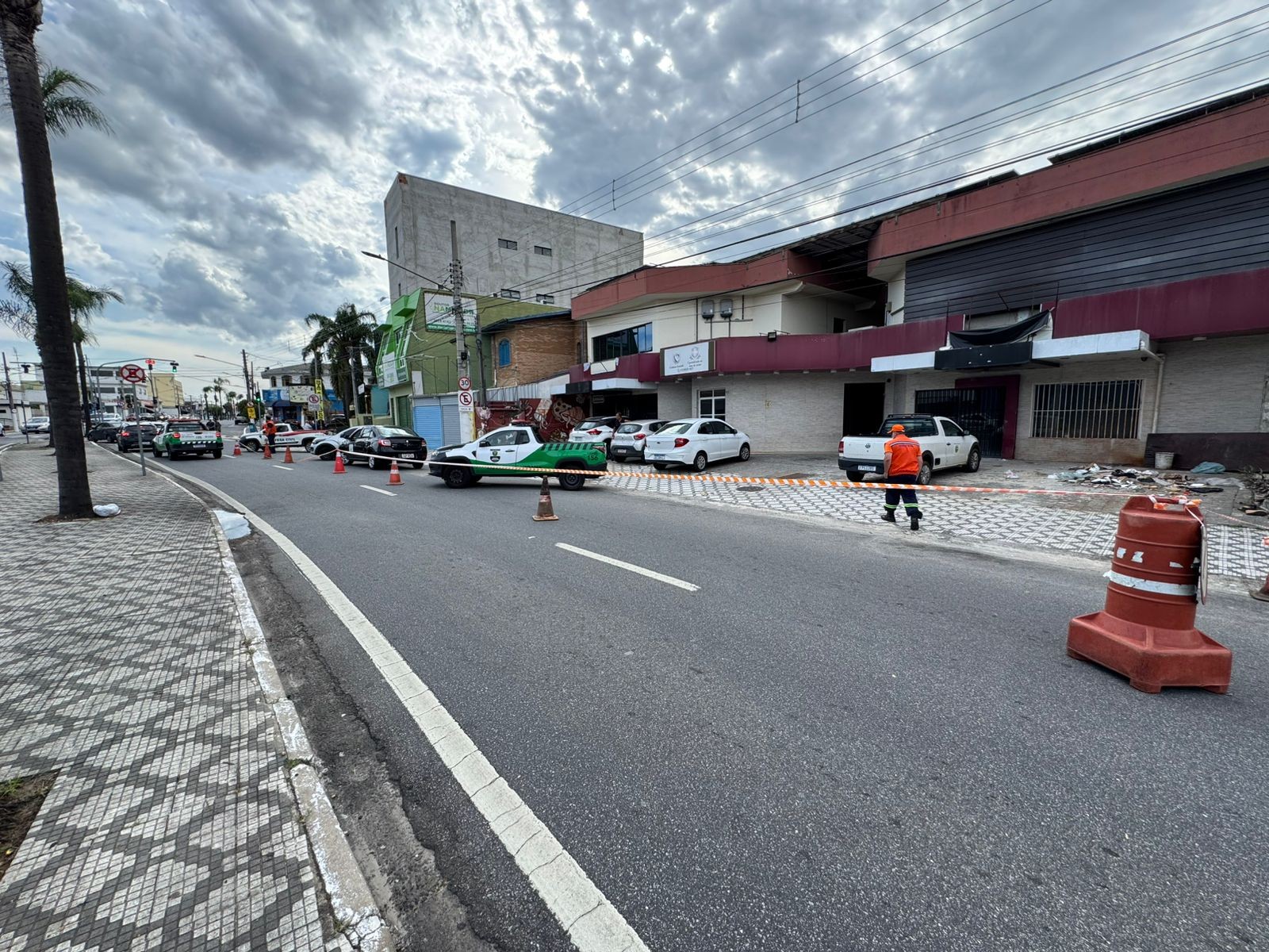 Com risco de queda, Defesa Civil amplia interdições de imóveis ao lado de construção embargada