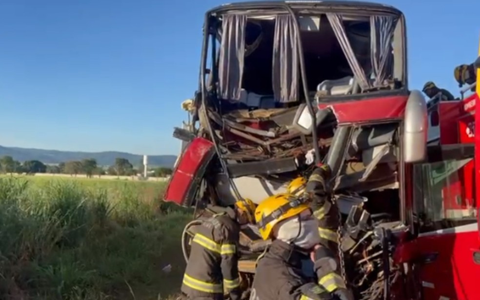Ônibus fica parcialmente destruído após acidente na BR-060 — Foto: Divulgação/Bombeiros