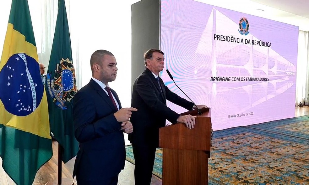 Ministro do TSE manda TV Brasil e redes sociais excluírem vídeo de reunião  de Bolsonaro com embaixadores | Eleições 2022 | G1