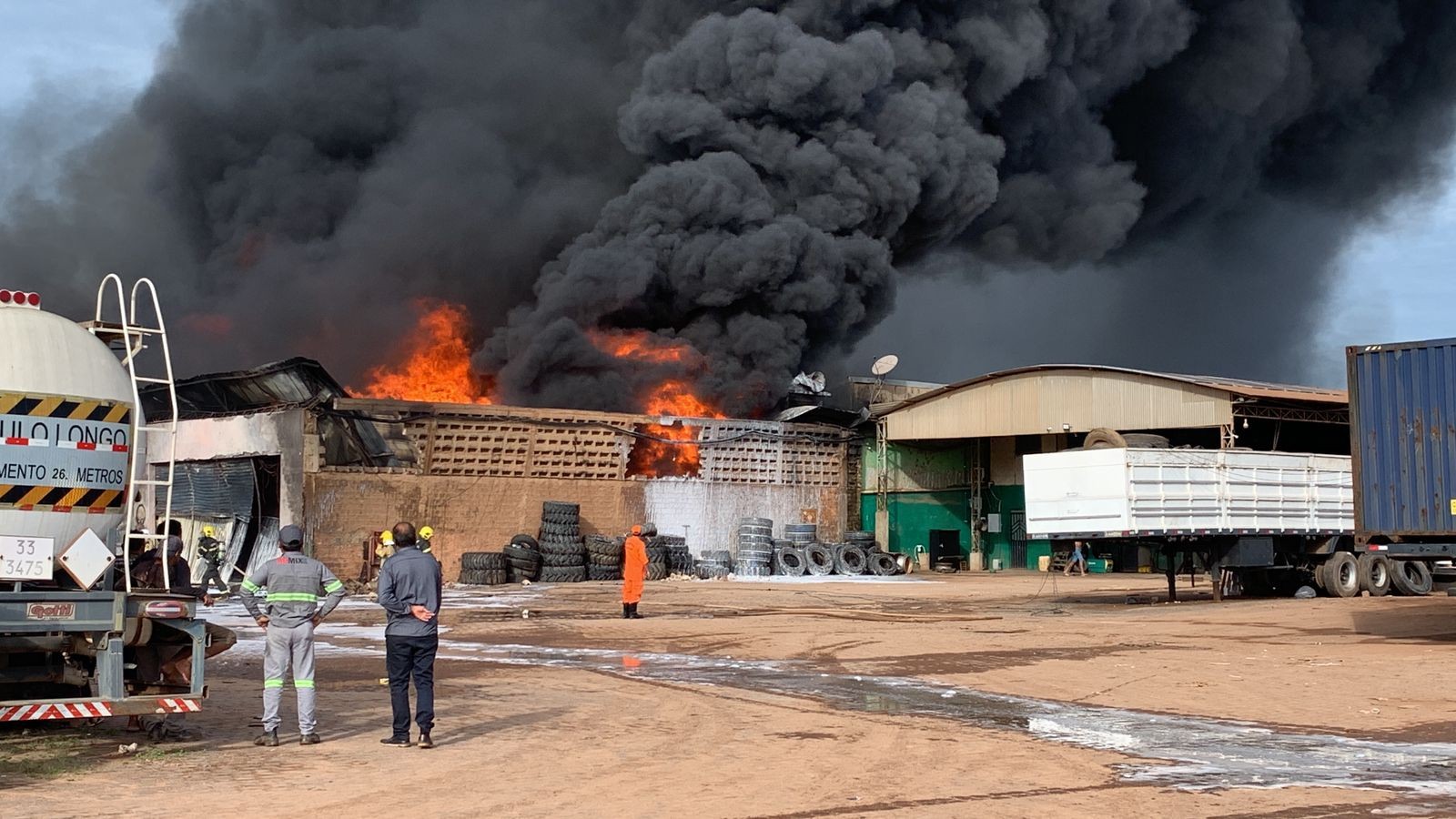 Incêndio de grande proporção atinge loja de autopeças em Boa Vista