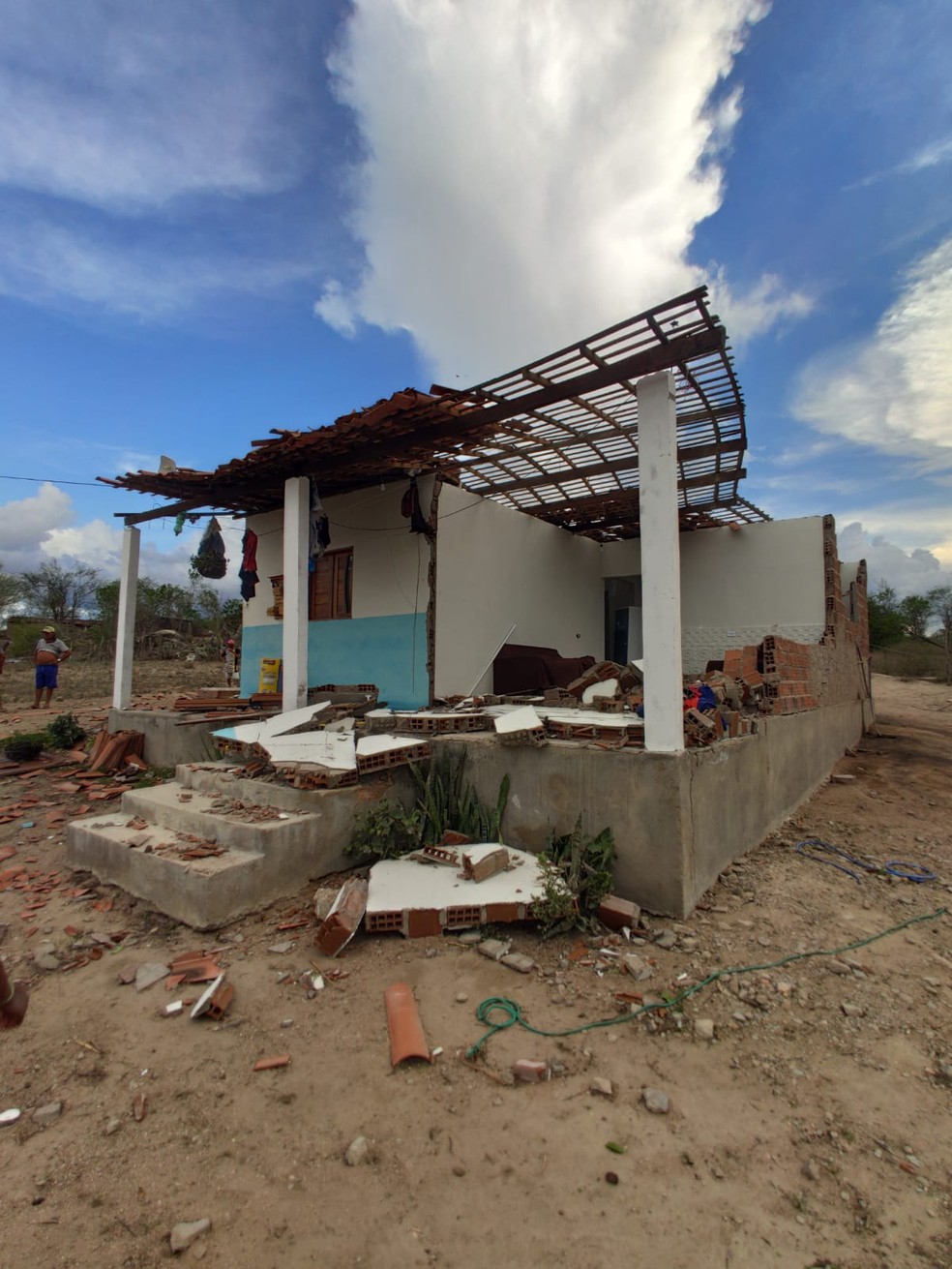 Casa destelhada por redemoinho de terra em Estrela de Alagoas, Agreste de AL — Foto: Arquivo pessoal