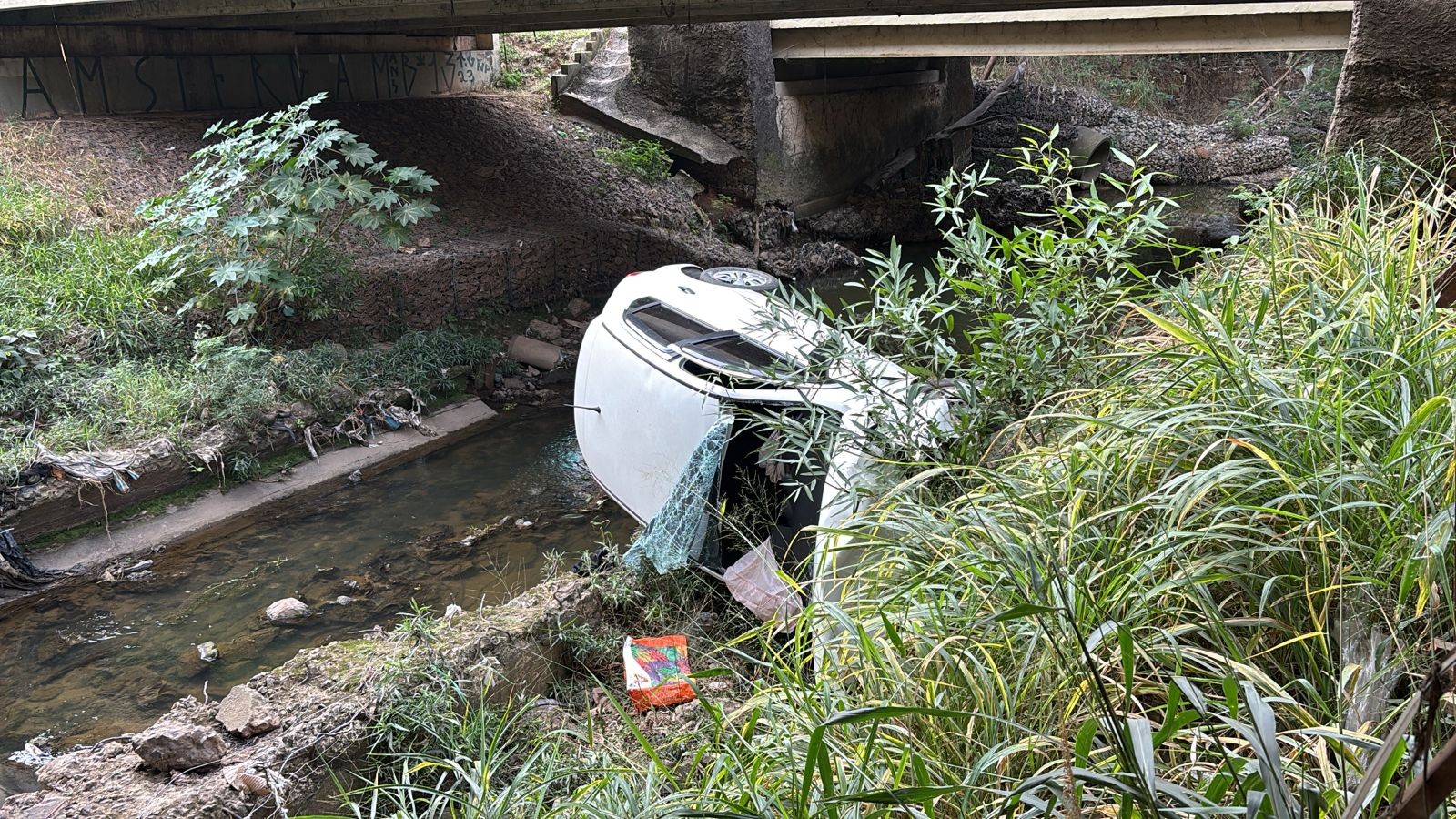 Motorista morre após perder o controle e carro cair em barranco na Santos Dumont, em Indaiatuba 