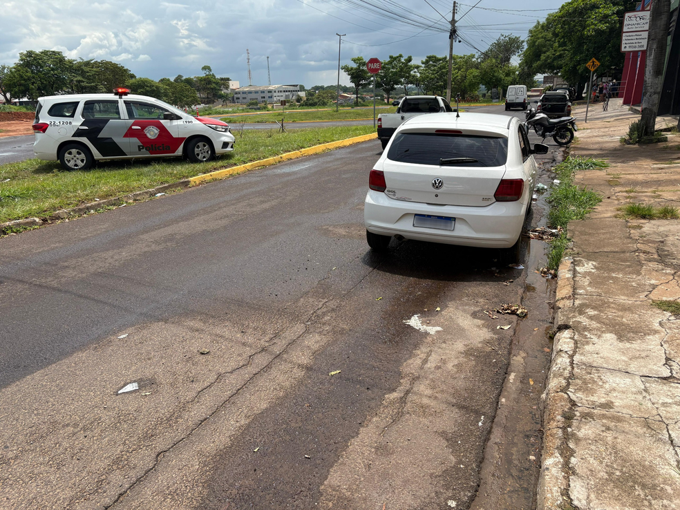 Corpo de homem é encontrado dentro de carro estacionado na Avenida Tancredo Neves — Foto: Vinicius Alonso/TV Fronteira