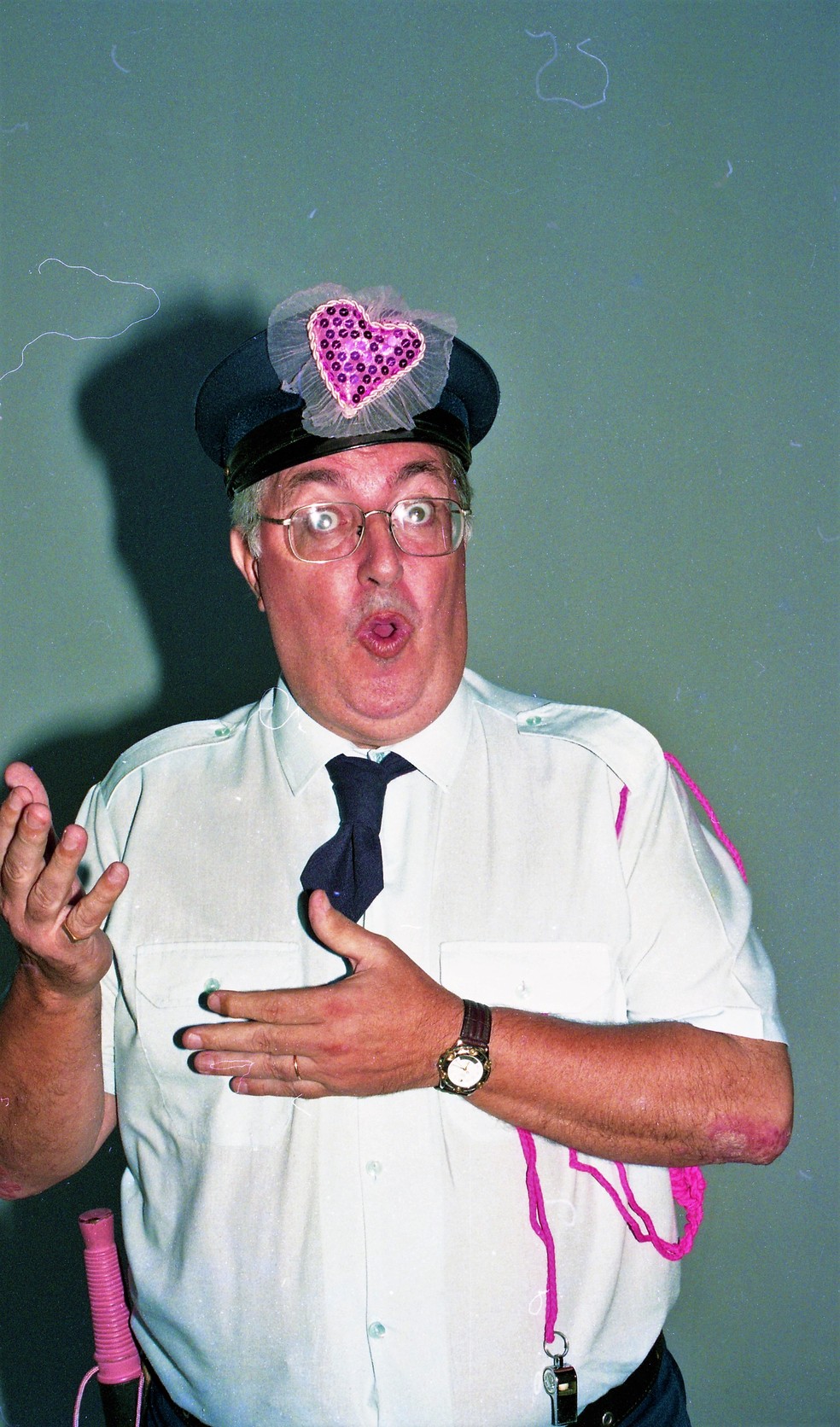 O ator e humorista Roberto Marquis interpretava o personagem Guarda Juju no programa "A Praça É Nossa", do SBT — Foto: Arquivo/SBT