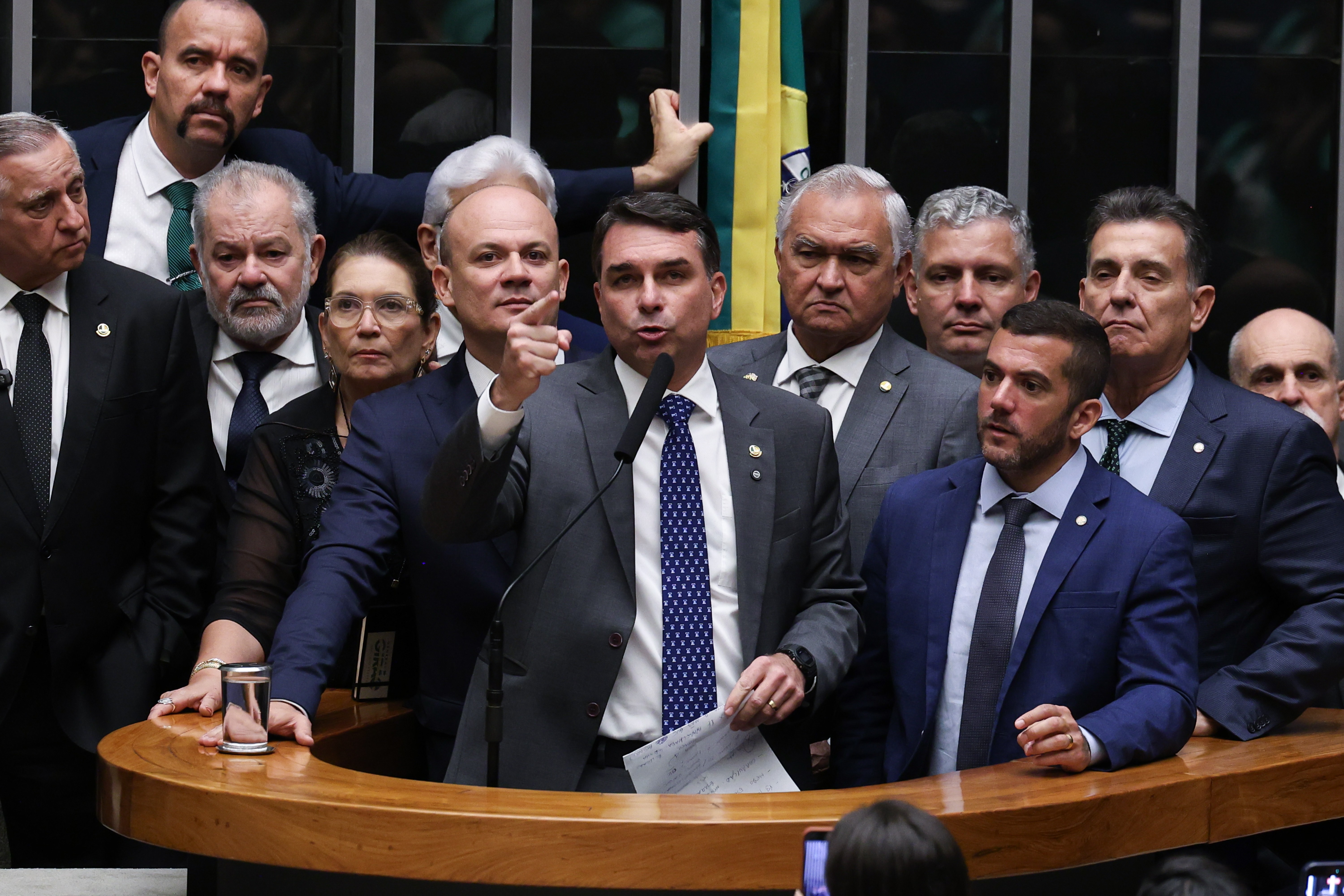 Após esconder relação com Vorcaro, Flávio Bolsonaro diz que não tem 'nada a esconder'; VÍDEO