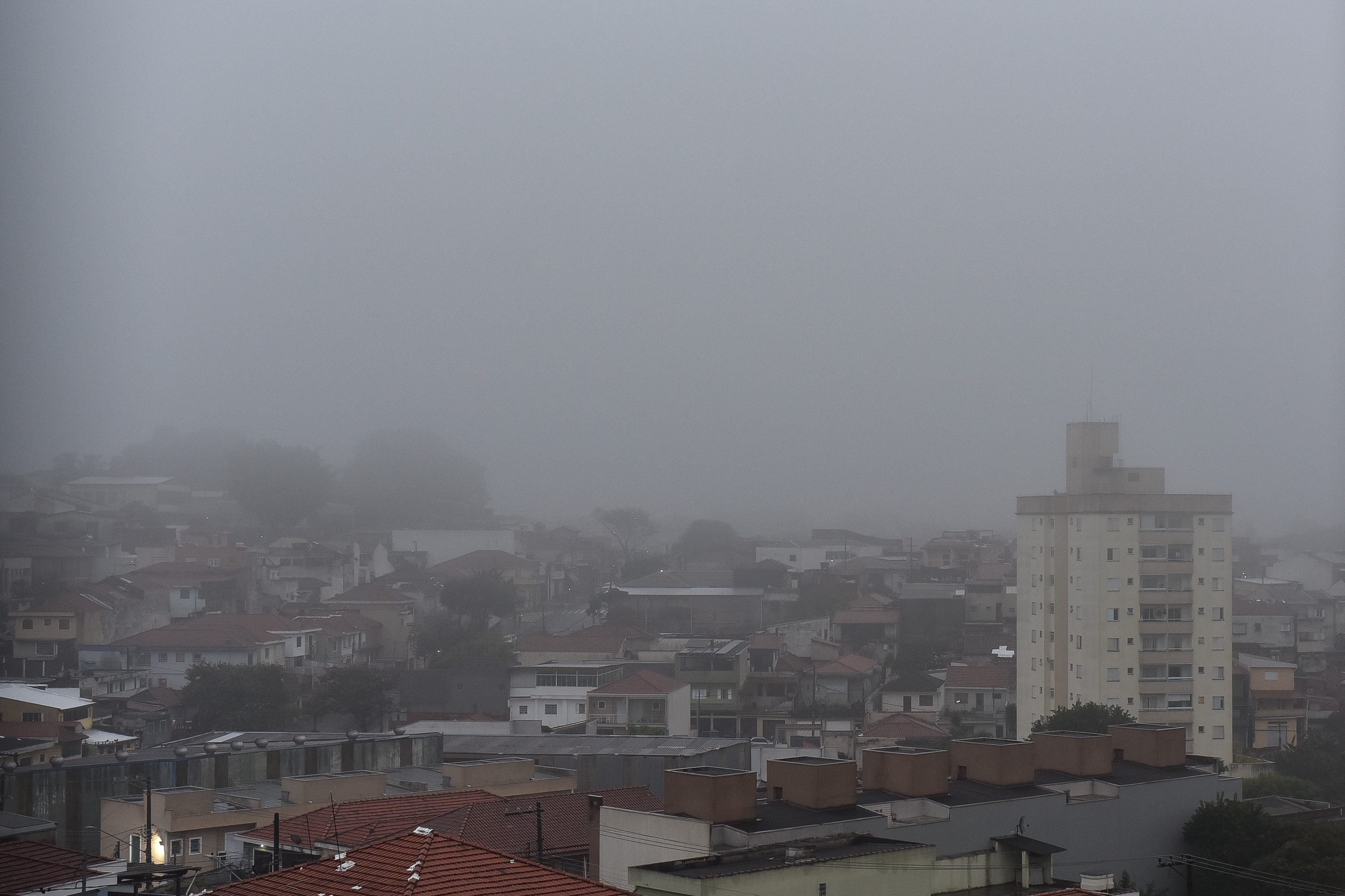Frente fria derruba temperaturas no Sul e muda o tempo no Sudeste; veja previsão do tempo