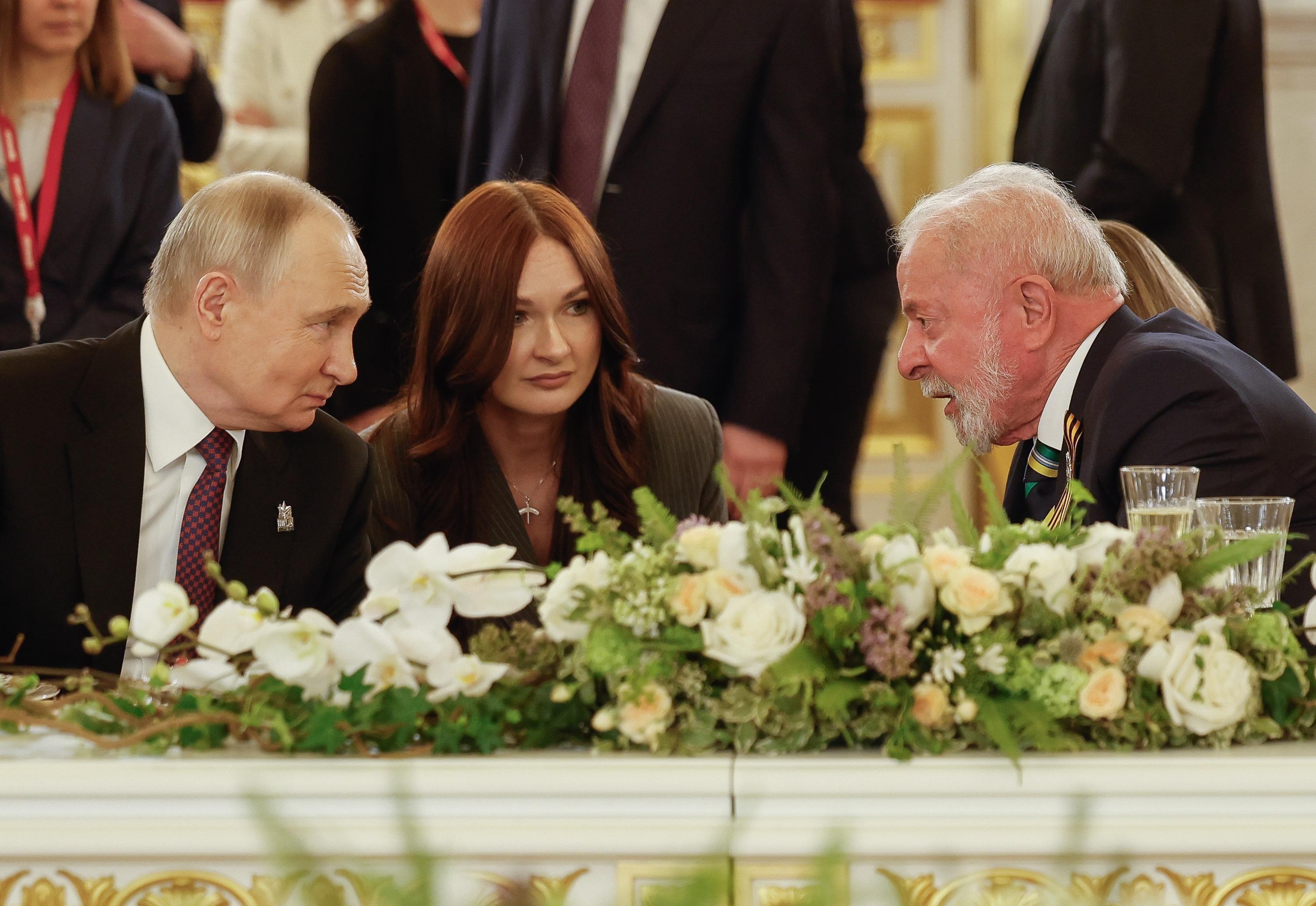 Lula com Putin na Rússia para Dia da Vitória é mensagem ruim para a democracia, apontam analistas