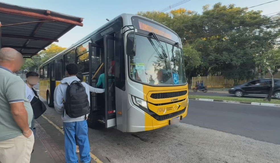 Após um dia de funcionamento, passageiros enfrentam dificuldades com mudanças no transporte coletivo em Presidente Prudente — Foto: Gustavo Luz/TV TEM