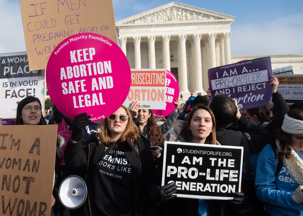 Manifestantes pró e contra o direito ao aborto fazem manifestação em frente à Suprema Corte em Washington, nos Estados Unidos, em janeiro deste ano. — Foto: Saul Loeb/AFP