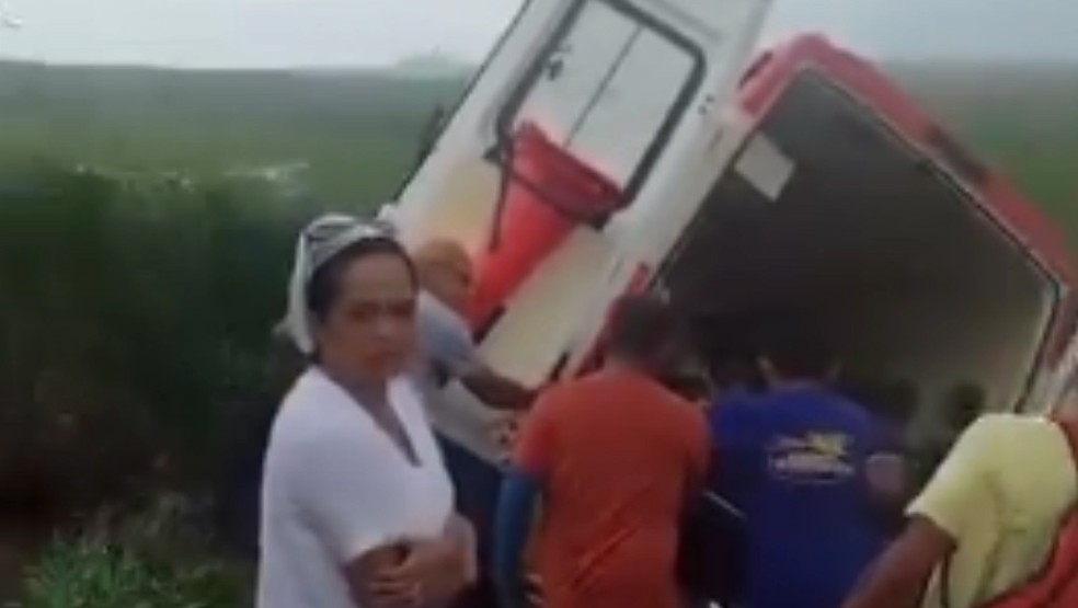 Ambulância tomba no acostamento na BR-316, no interior do Maranhão — Foto: Reprodução/Redes sociais