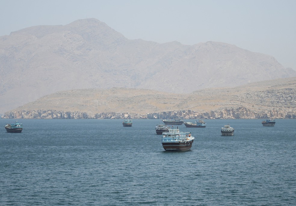 Navios comerciais no Estreito de Ormuz próximo à costa do Omã em maio de 2026. — Foto: REUTERS/Stringer