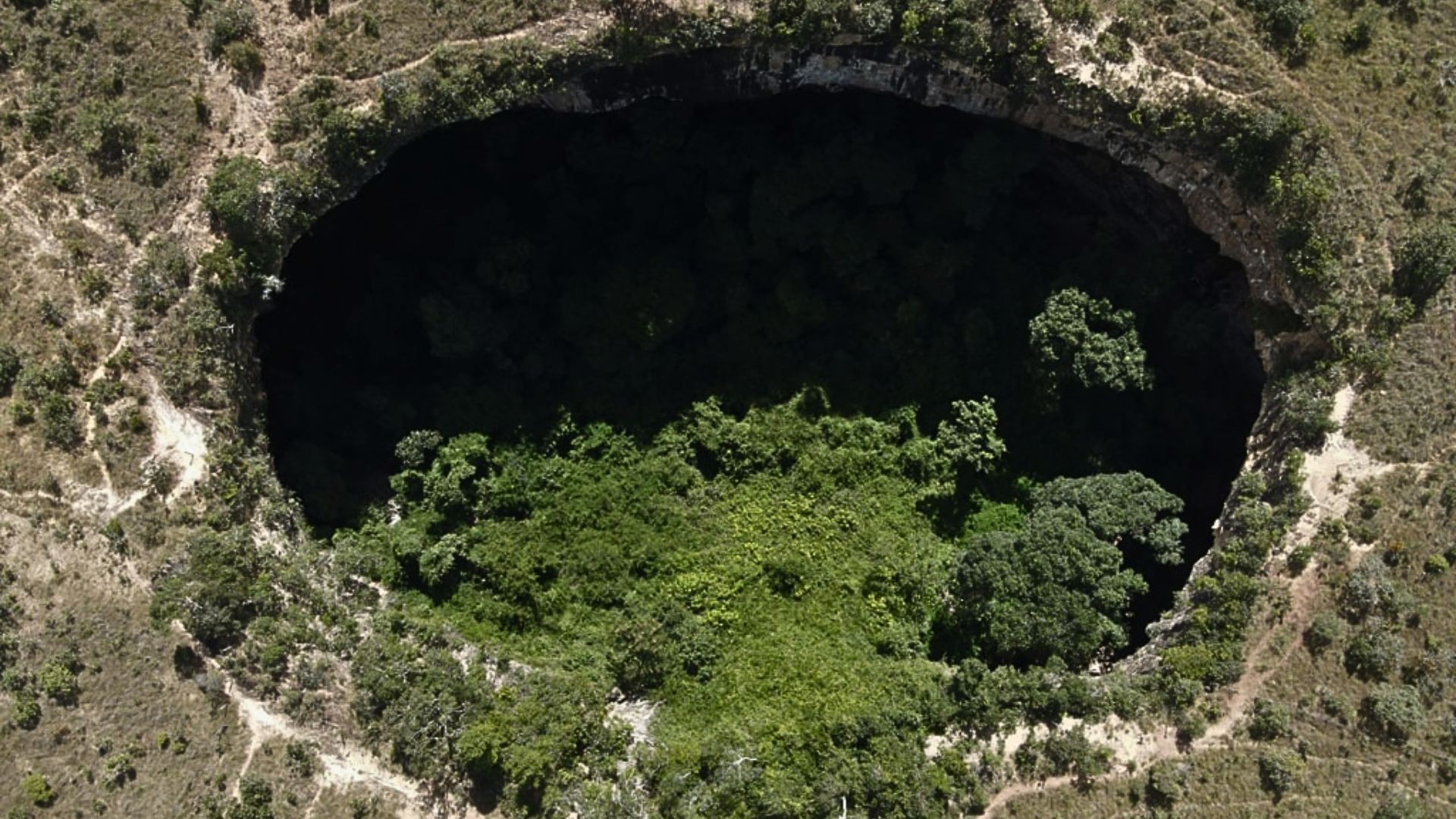 Caverna, lago subterrâneo e descida de rapel: conheça a Dolina dos Maracanãs