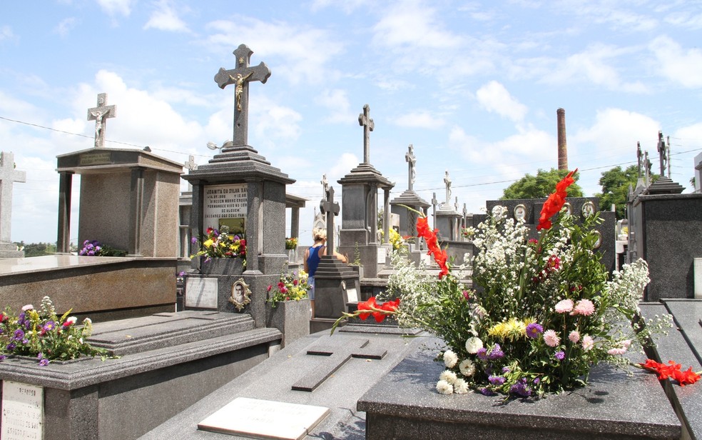 Cemitério Senhor da Boa Sentença, no bairro do Varadouro, recebeu visitas durante todo o feriado de Finados em João Pessoa  — Foto: Francisco França/Jornal da Paraíba