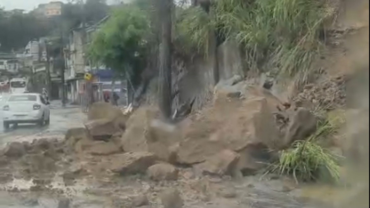 Deslizamento interdita faixa de rua em Cascadura, na Zona Norte do Rio