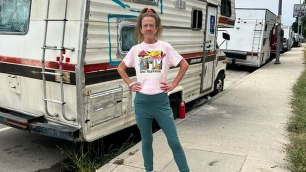 Liberty Justice aluga um motorhome em Los Angeles logo abaixo de Hollywood Hills — mas a vida está longe de ser glamorosa — Foto: BBC