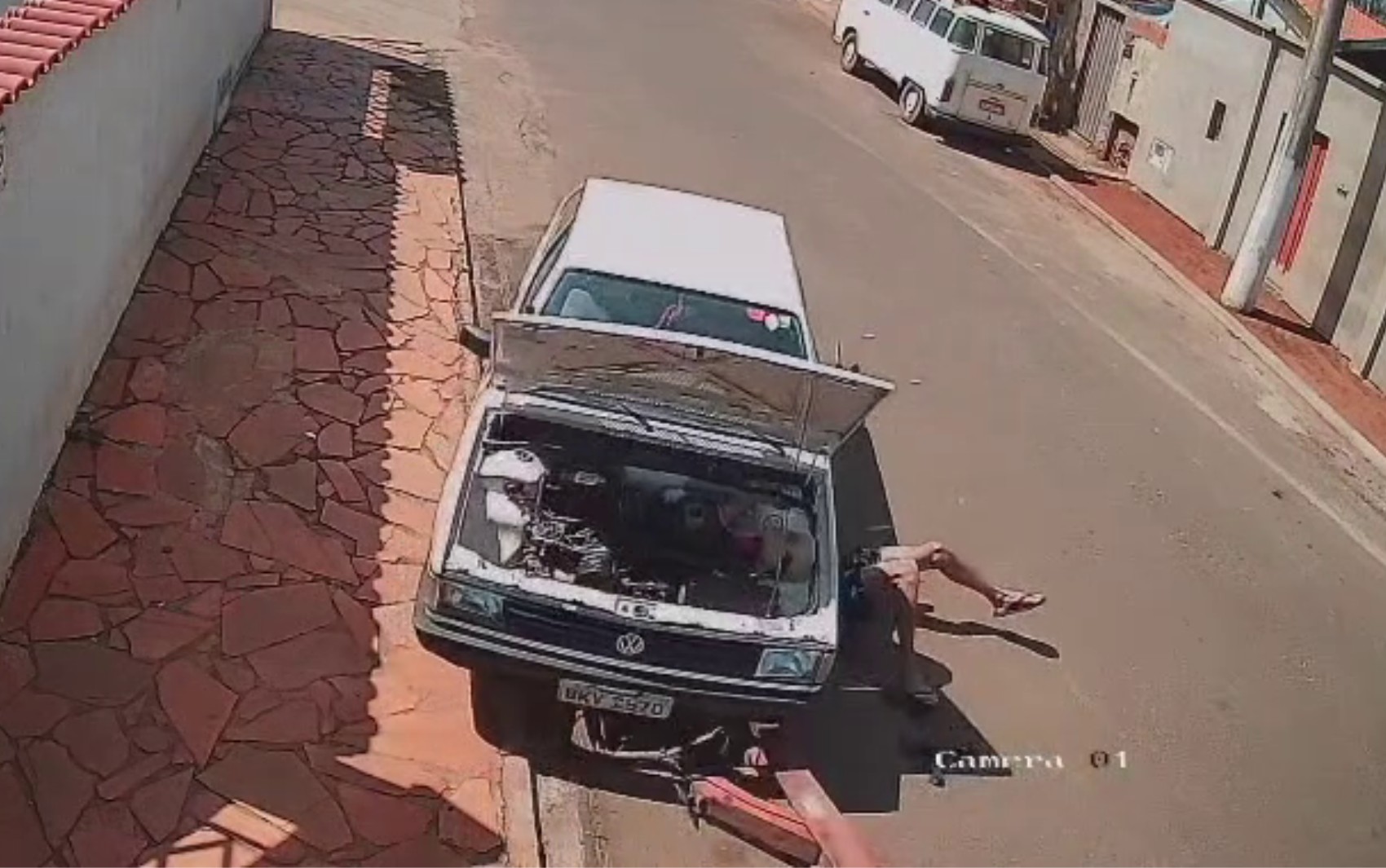 Câmera registra carro caindo sobre jovem durante manutenção em Jeriquara, SP