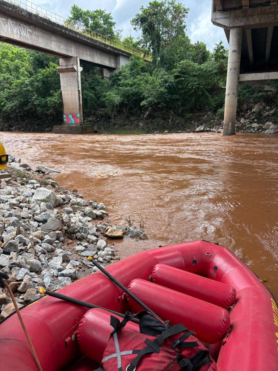 Bombeiros usam barcos no quarto dia de buscas por desaparecido levado por enxurrada em Sabará