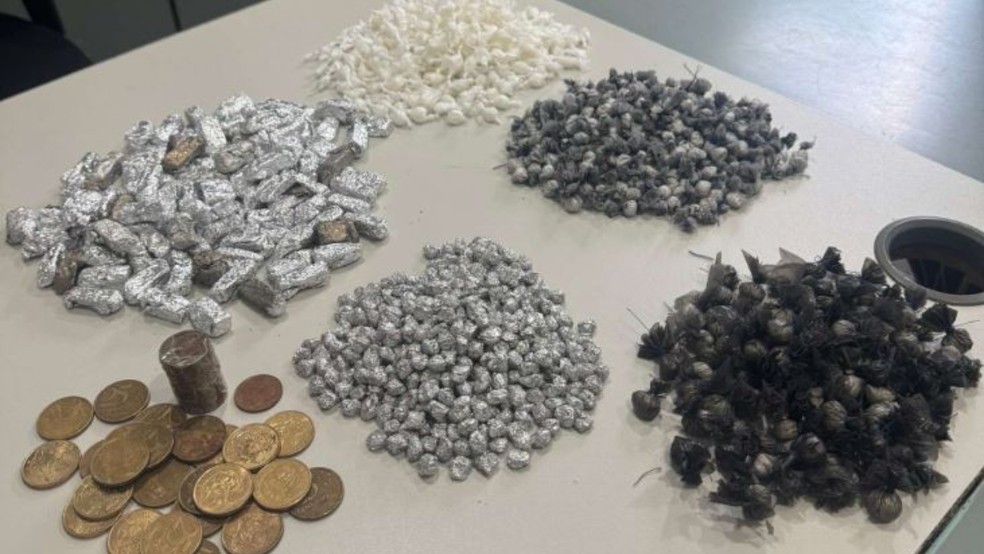Polícia apreendeu uma sacola com dezenas de papelotes de cocaína, maconha e crack no mesmo local onde mulheres foram abordadas por agentes. — Foto: Polícia Militar/ Divulgação