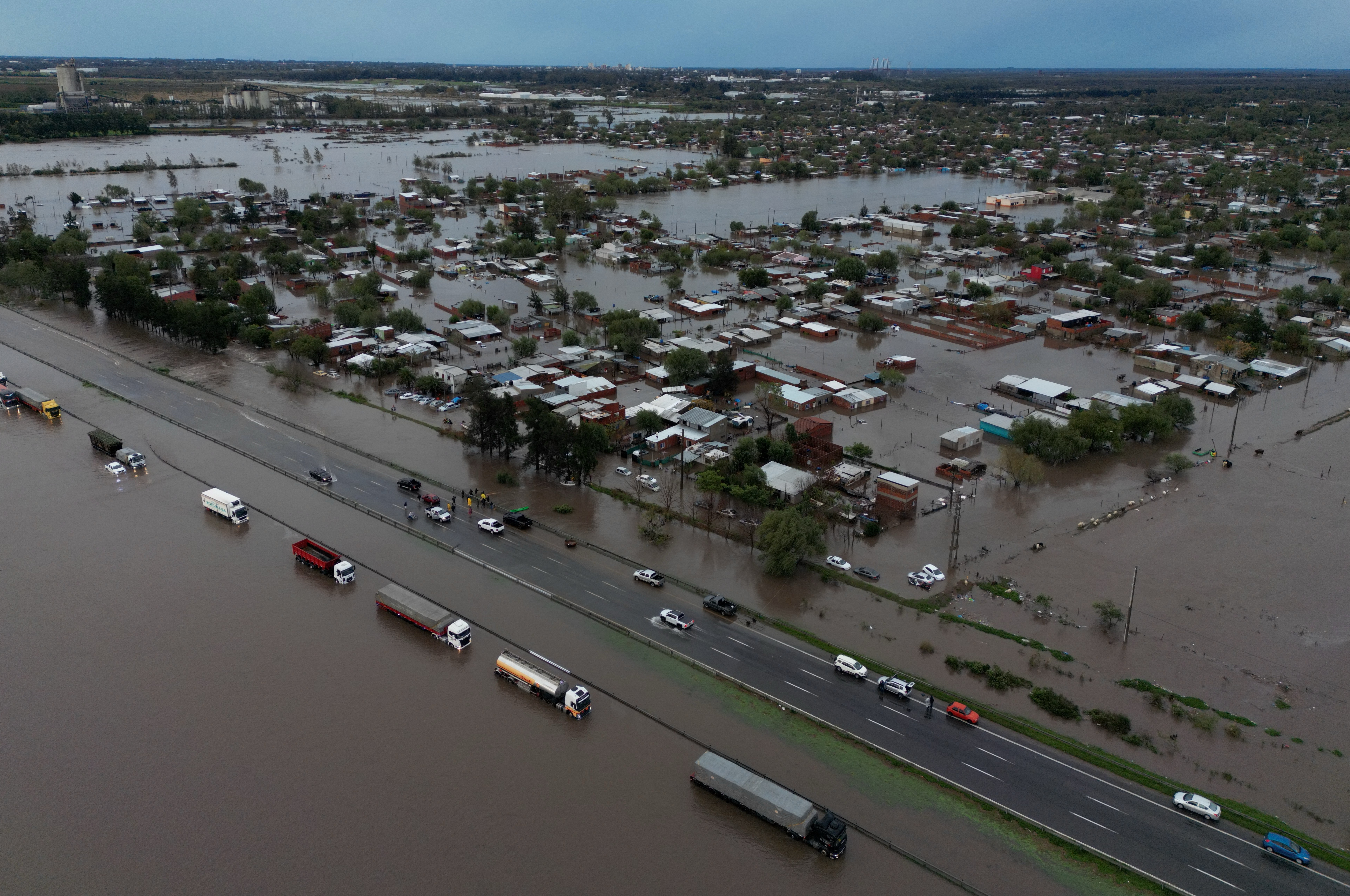 Mais de mil pessoas são evacuadas por fortes chuvas na Argentina