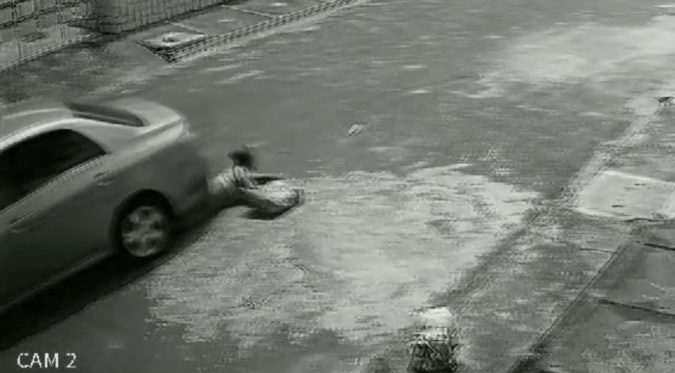 Moradores socorreram a idosa e levaram para um hospital. — Foto: Reprodução