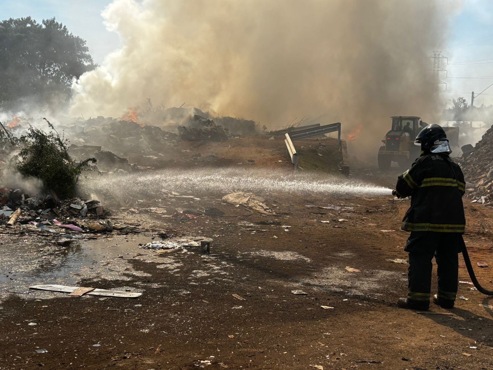 Incêndio atinge ecoponto, mobiliza bombeiros e levanta fumaça em Piracicaba