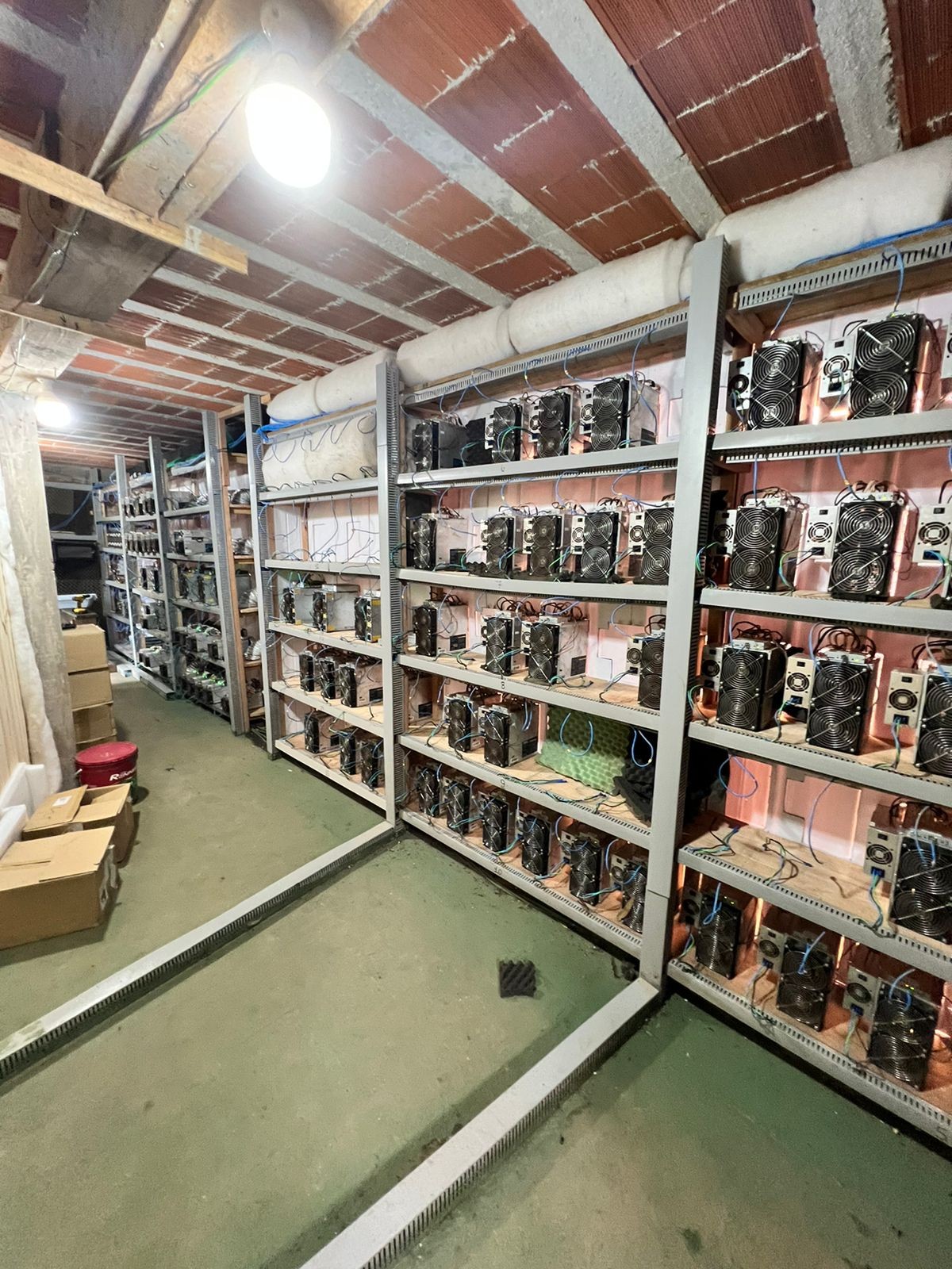 Proprietário de usina de criptomoedas é preso por furto de energia em Morro  Reuter; VÍDEO | G1